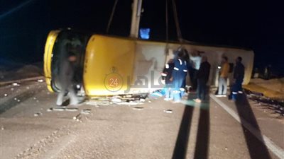 ننشر أول صور من حادث انقلاب أتوبيس نقل ركاب بطريق رأس غارب - الغردقة