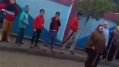 على طريقة عبلة كامل بـ اللمبي.. ولية أمر تغشش ابنتها في الامتحان من أمام مدرستها | فيديوجراف