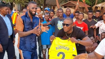 روديجير يقضي إجازته في موطنه داخل سيراليون | صور