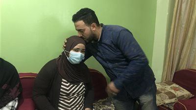 ‎بعد إصابتهما بضمور العضلات.. زوج يضحي بعمله لمساعدة زوجته وشقيقتها في الدقهلية: ده واجبي ونفسي يتعالجوا