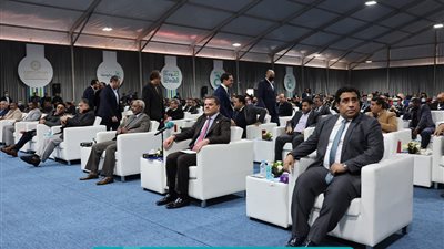 رئيس الحكومة الليبية يوقع مع ائتلاف الشركات المصرية عقود صيانة وتوسعة طريقين