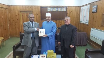 وزارة الأوقاف تهدي مجموعة من سلسلة رؤية لكلية الدراسات الإسلامية والعربية بقنا