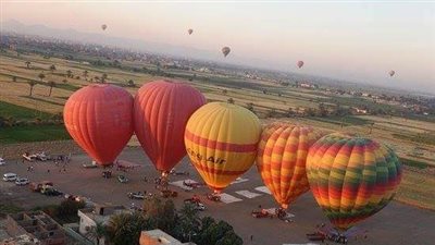 رحلات الإثارة والمتعة.. زيادة الأفواج السياحية في الأقصر والبالون الطائر يحمل 800 سائح