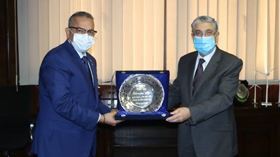 محمد شاكر يلتقي رئيس النقل والتوزيع الكهربائي في إفريقيا لبحث سبل التعاون