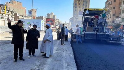 متابعة أعمال رصف شارع المحطة بحي غرب سوهاج 