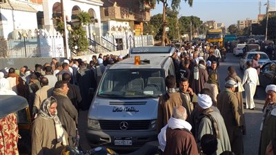 كان صوامًا قوامًا.. المئات من أهالي سوهاج يشيعون جنازة شيخ المصالحات | بث مباشر