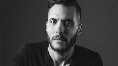 للمرة الثانية.. أمير عيد يعود لأجواء التسعينيات في أحلام السلطان المنسي