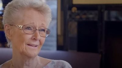 اعتنقت الإسلام واعتمرت بعد رحيله.. لقطات من حياة أرملة رأفت الهجان | فيديوجراف