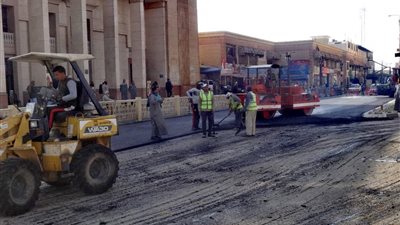 تواصل أعمال رصف وتطوير شوارع مدينة الأقصر