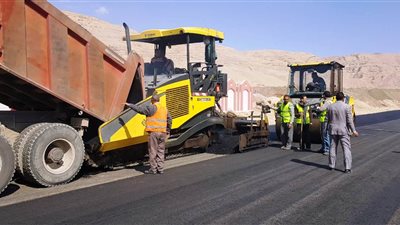 رصف 9 كيلومتر طرق بتكلفة 8.6 مليون جنيه بحي الكوثر في سوهاج