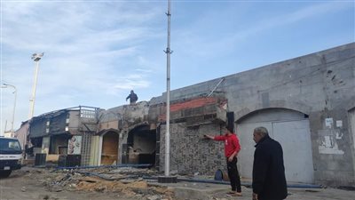 إخلاء محلات ممشى بورسعيد السياحي.. وأصحاب عقود الـ 50: لينا حقوق ومش هنسيبها | صور