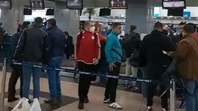 الجماهير المصرية تتوافد على مطار القاهرة استعدادا لرحلة الكاميرون | بث مباشر