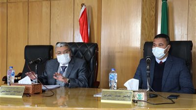 محافظ المنيا يناقش آليات دعم القطاع الخاص وجذب المستثمرين وتوفير فرص عمل