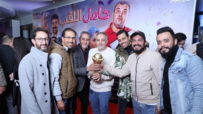 أبطال حامل اللقب يحملون مجسم كأس الأمم الإفريقية متمنين فوز مصر بالبطولة