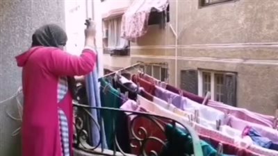 بسبب الرياح.. سقوط سيدة من أعلى منزلها في المنيا