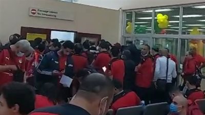 حماس الجماهير المصرية يشغل مطار ياوندي بعد وصولهم لتشجيع المنتخب في أمم إفريقيا | بث مباشر