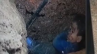 عناصر الإنقاذ تعثر على الطفل ريان وفريق طبي يستعد لإخراجه من النفق