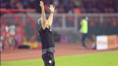 مباراة مصر والكاميرون.. نقاش بين كيروش وضياء السيد وطبيب المنتخب يجهز علاء لخلافة الونش