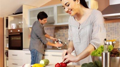 خبيرة علاقات أسرية: مساعدة الزوج زوجته في المطبخ لا تمسّ رجولته