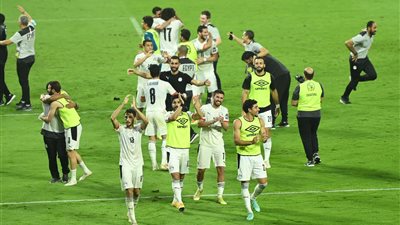 احتفال لاعبي منتخب السلة عقب صعود منتخبنا لكرة القدم إلى نهائي أمم إفريقيا |فيديو