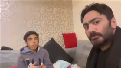 تأثر طفل مريض بالشلل بعد زيارة تامر حسني له في منزله | فيديو