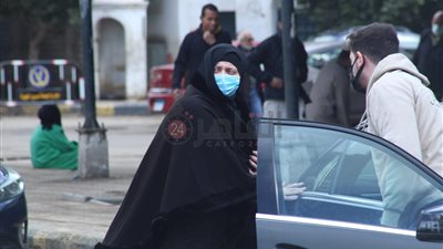 انهيار ابنة وزوجة المخرج جلال الشرقاوي قبل صلاة الجنازة على الفقيد