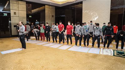 لاعبو الأهلي وأعضاء البعثة يؤدون صلاة الجمعة بفندق الإقامة في الإمارات