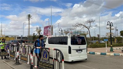 انتهاء صلاة الجنازة على جثماني عايدة عبد العزيز ووالدة المنتج محسن جابر في مسجد الشرطة