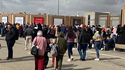 طوابير وزحام أمام بوابات معرض القاهرة الدولي للكتاب | صور