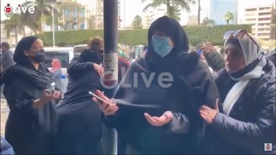 انهيار ابنة الكاتب جلال الشرقاوي لحظة الدعاء لوالدها في صلاة الجنازة عليه | فيديو