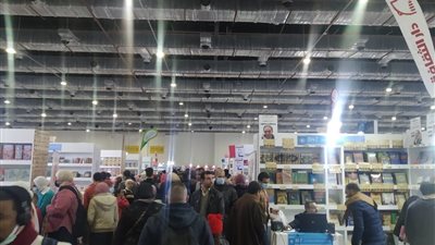 ازدحام وتدافع واشتباكات.. أعداد قياسية لزائري معرض القاهرة الدولي للكتاب │ صور