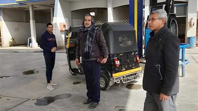 بعد رفع سعر البنزين.. محافظ سوهاج يشدد على متابعة محطات الوقود ومواقف السيرفيس | صور