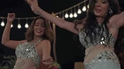 بعد منى زكي.. الجمهور ينتقد هند صبري بسبب ظهورها ببدلة رقص في البحث عن علا | فيديوجراف