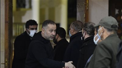 رغم غزارة الأمطار.. حضور كبير من نجوم الفن لعزاء والدة محمد جمعة