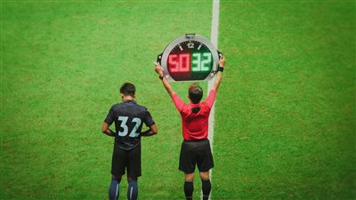 فيفا يتجه لتثبيت الـ5 تبديلات في مباريات كرة القدم 