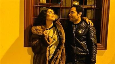 بالروب والسيجارة.. ظهور ملفت لـ غادة عبد الرازق مع زوجها| صور