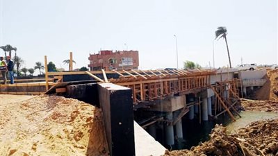 بتكلفة 2 مليون جنيه.. استمرار الأعمال الإنشائية لـ كوبري أولاد يحيى بسوهاج | صور