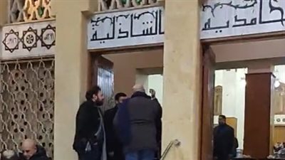 بحضور كبير للفنانين والإعلاميين.. انتهاء عزاء والدة محمد جمعة بمسجد الحامدية الشاذلية | بث مباشر 