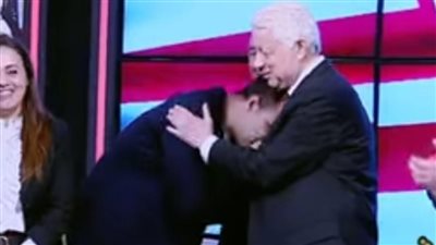 أحمد مرتضى منصور يبكي علي الهواء ويُقبّل يده والده 