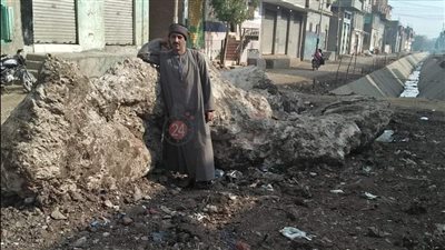 تبطين ترعة بالشرقية يُصيب حركة المرور بالشلل.. والأهالي: المقال والعمال تركوا كتل خرسانية وسط الطريق ومشيوا