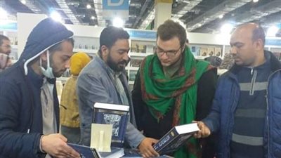 إقبال جماهيري على جناح دار الكتب والوثائق بمعرض الكتاب