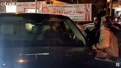 أحمد عز يتصدق بالأموال بعد خروجه من عزاء والدة محمد جمعة | فيديو 