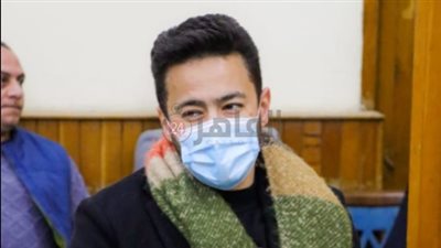 حمادة هلال ومصطفى كامل آخر الحضور في عزاء والدة محمد جمعة | صور