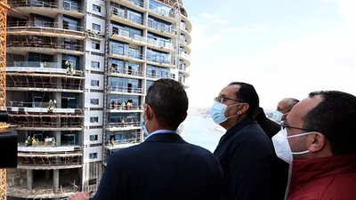 رئيس الوزراء يتفقد نماذج تشطيبات الأبراج الشاطئية ويزور المدينة التراثية بالعلمين الجديدة