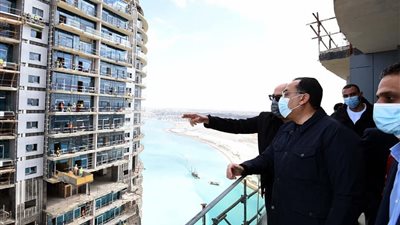 شاهد تفقد رئيس الوزراء نماذج تشطيبات الأبراج الشاطئية في العلمين