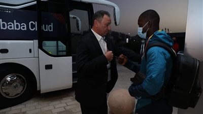 الخطيب يؤازر لاعبي الأهلي قبل التحرك إلى ملعب مباراة مونتيري | صور