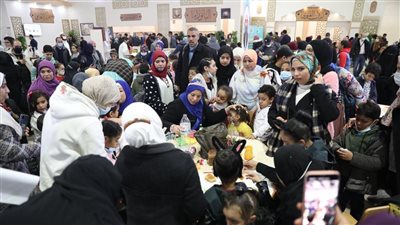  الورش الفنية لقطاع المعاهد الأزهرية والخط العربي يجذبون زوار معرض الكتاب