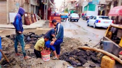 إصلاح كسر بماسورة مياه بشارع نبيه والأنصار بنطاق حى المناخ ببورسعيد | صور 