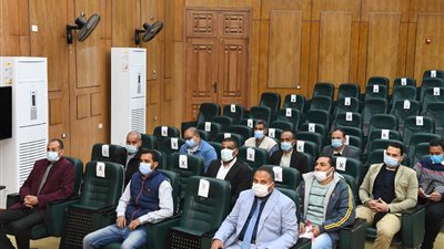 محافظ قنا للفائزين بمسابقة رؤساء القرى: لا تهاون مع أي مسؤول يتلاعب بالمال العام