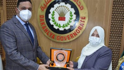 بعد نشر القاهرة 24.. محافظ الدقهلية يكرم رئيسة اللجنة المعتدى عليها بسبب منعها الغش | صور